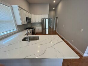 116 Cross St, Unit 2 in Somerville, MA - Foto de edificio - Building Photo