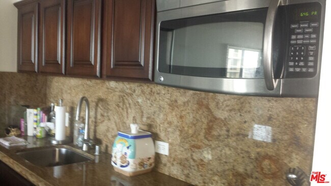 201 Ocean Ave in Santa Monica, CA - Building Photo - Building Photo