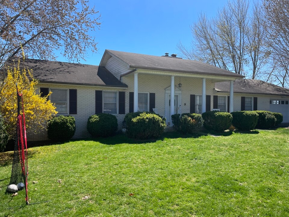 319 Edgewood Dr in Hillsville, VA - Building Photo