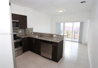 6151 NW 182nd Ln in Hialeah, FL - Foto de edificio - Building Photo