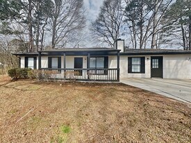 8321 Beechwood Ct in Riverdale, GA - Building Photo