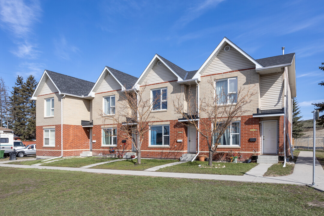 2720 76 Av SE in Calgary, AB - Building Photo