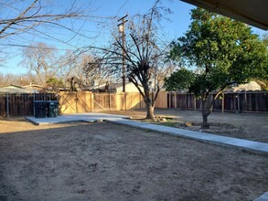 409 Alturas Ave in Modesto, CA - Foto de edificio - Building Photo
