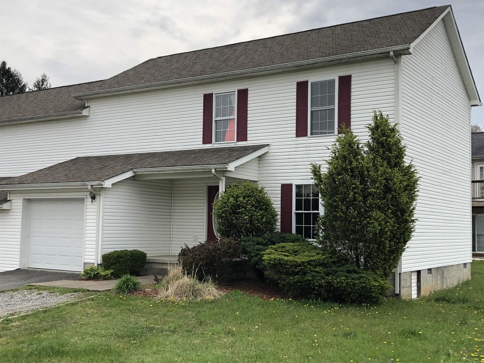 100 Northern Ct in Mt Hope, WV - Building Photo