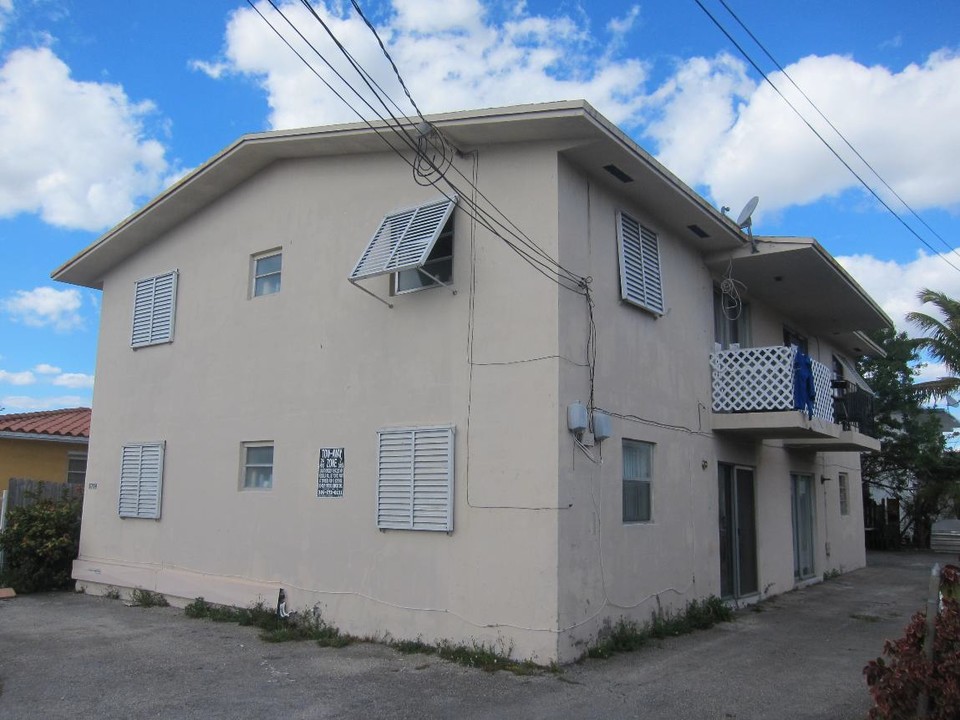 5709 SW 6th St in Miami, FL - Building Photo