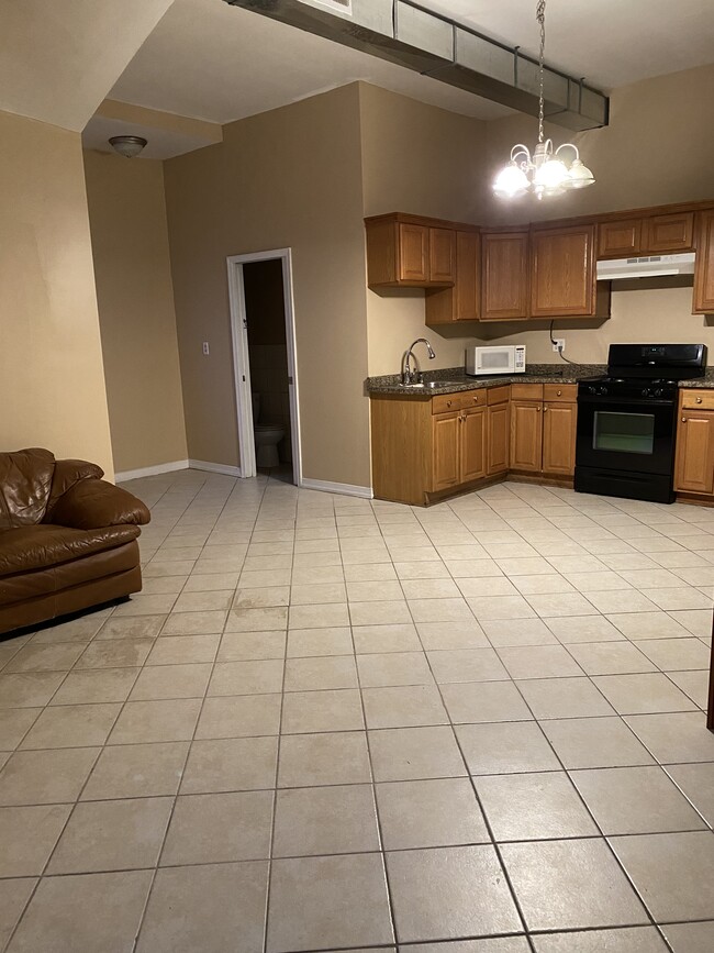 1800 W 21st Plz, Unit 1 Floor