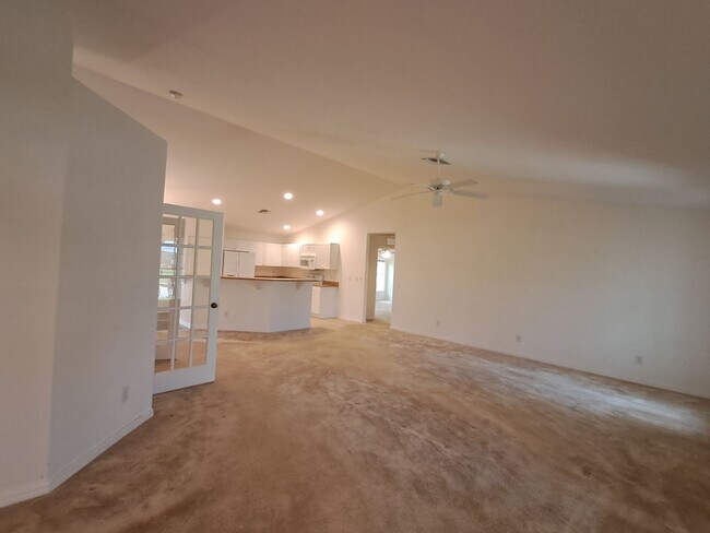 1306 Diplomat Pkwy W in Cape Coral, FL - Foto de edificio - Building Photo