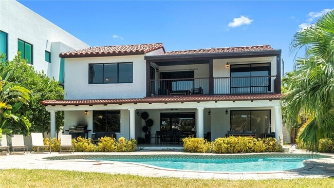 7536 W Treasure Dr in North Bay Village, FL - Building Photo - Building Photo
