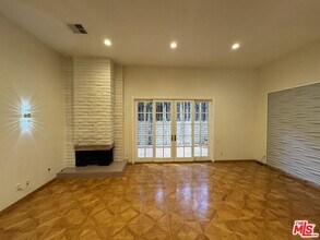 5279 Newcastle Ave in Los Angeles, CA - Building Photo - Building Photo