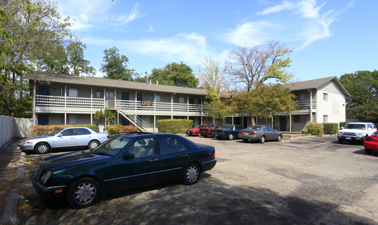 Redfield Apartments in Austin, TX - Foto de edificio