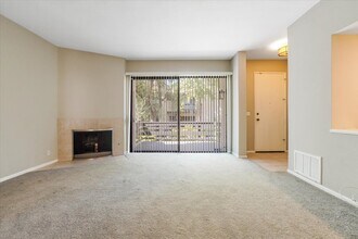 5711 Owensmouth Ave in Woodland Hills, CA - Foto de edificio - Building Photo