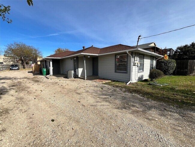 2526 Louise St, Unit B in Denton, TX - Building Photo - Building Photo