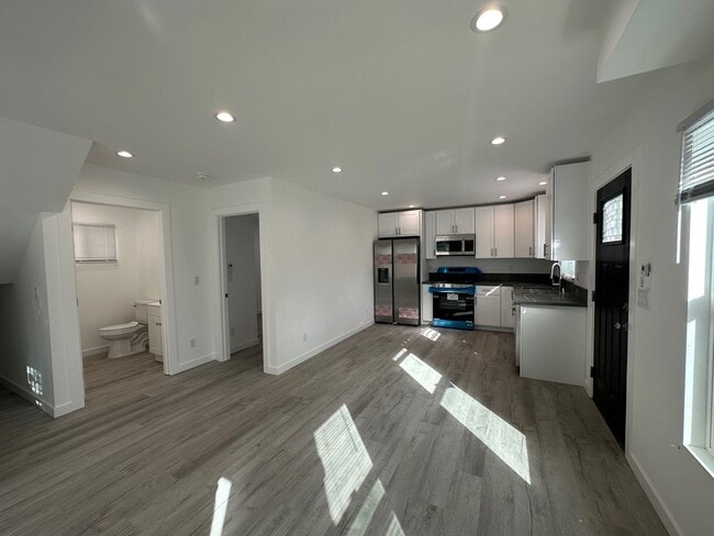 7012 Bertrand Ave in Los Angeles, CA - Building Photo - Building Photo