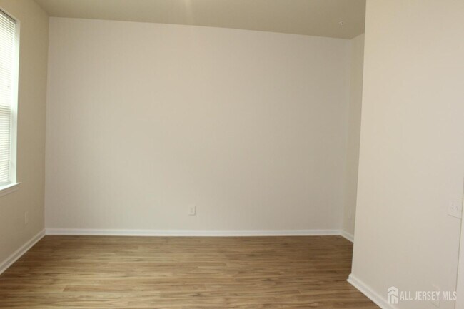 6 Bond St in North Brunswick, NJ - Foto de edificio - Building Photo