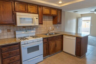 424 W Robertson Rd in Ridgecrest, CA - Building Photo - Building Photo