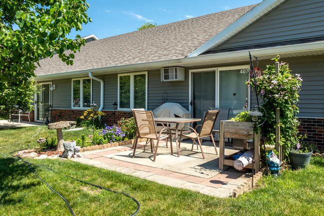 Fairmeadows Village-55+ Rental Community in West Des Moines, IA - Foto de edificio - Building Photo