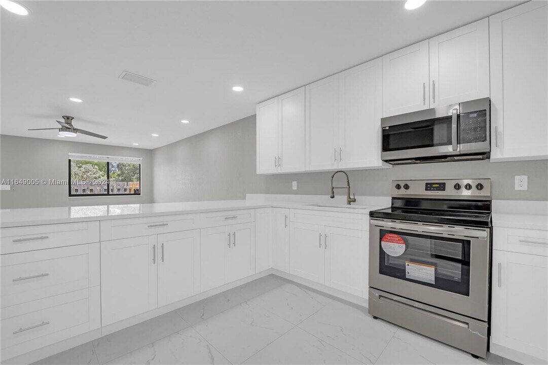 303 NW 7th St-Unit -B in Hallandale Beach, FL - Building Photo