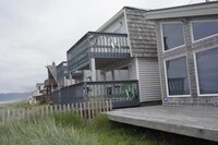 313 N Pacific St in Rockaway Beach, OR - Foto de edificio - Building Photo