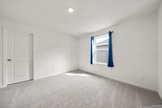 5442 Pearl Mdw in Converse, TX - Foto de edificio - Building Photo