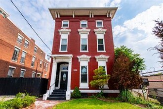 320 E College St in Louisville, KY - Building Photo - Interior Photo