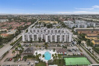 8145 NW 7th St in Miami, FL - Foto de edificio - Building Photo