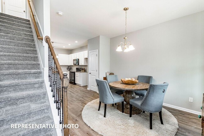 105 Oakdale Ave in Clayton, NC - Foto de edificio - Building Photo