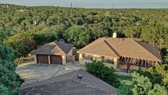 115 Chaparral Pl W in Ingram, TX - Building Photo