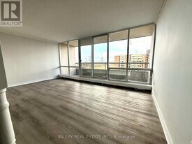 25 Four Winds Dr in Toronto, ON - Building Photo