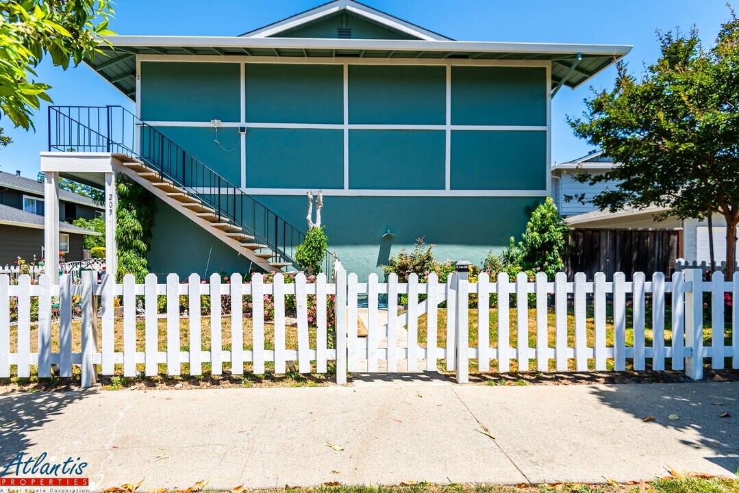 203 Wilton Dr in Campbell, CA - Building Photo