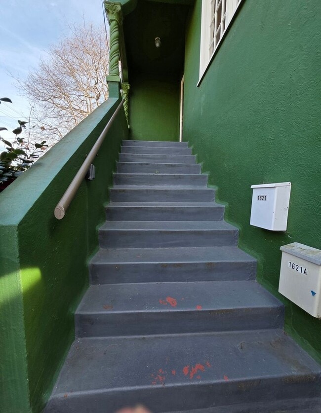 1621 E 38th St in Oakland, CA - Foto de edificio - Building Photo