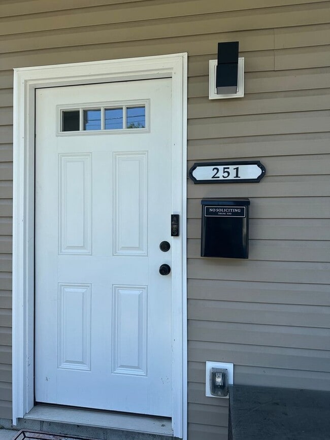 251 Chapel St in Hampton, VA - Foto de edificio - Building Photo