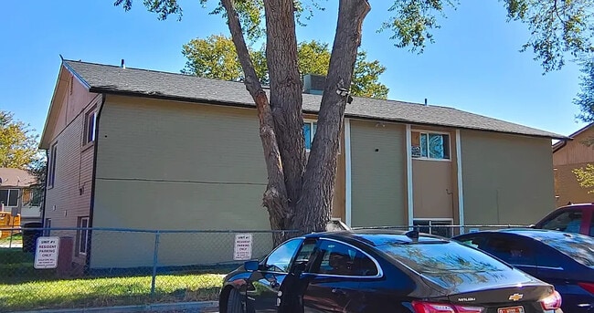 2530 S Parkcrest Dr, Unit 3 in Salt Lake City, UT - Foto de edificio - Building Photo