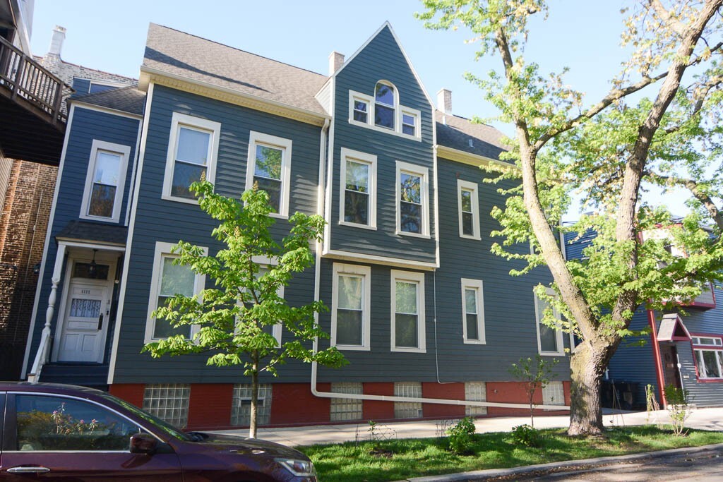 1111 W Roscoe St in Chicago, IL - Building Photo