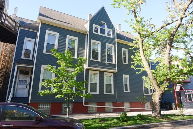 property at 1111 W Roscoe St