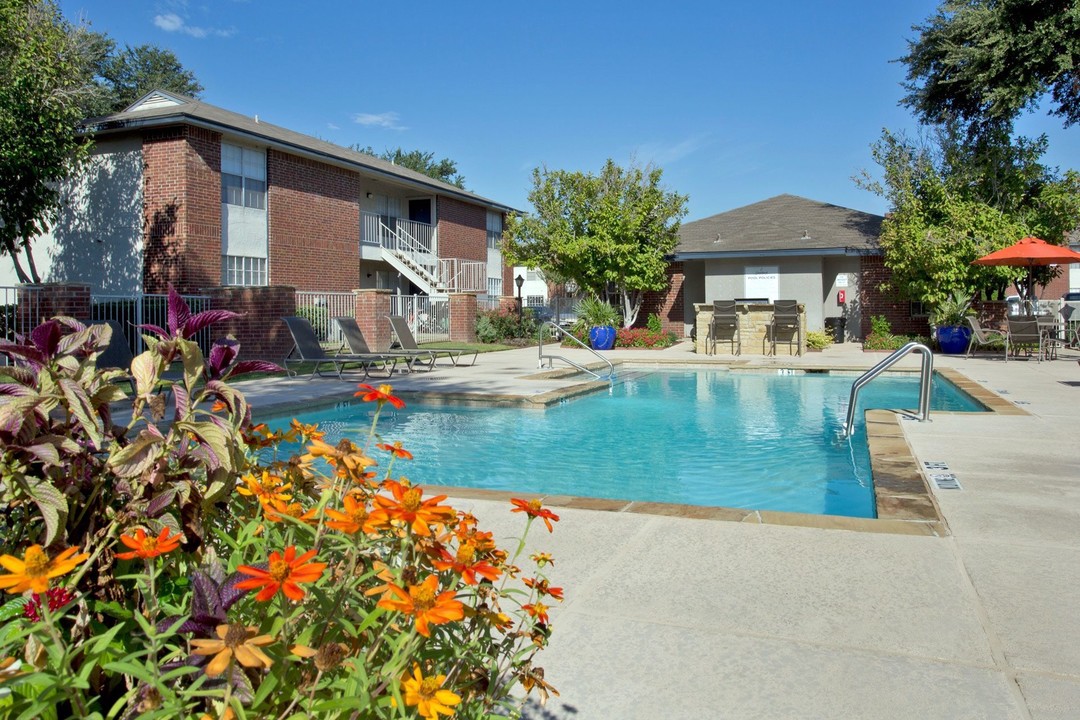 Crestbrook Apartments in Burleson, TX - Building Photo