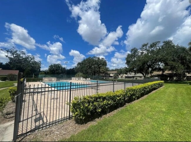 8626 Cattail Dr, Unit Meadowood condominiums in Temple Terrace, FL - Building Photo - Building Photo