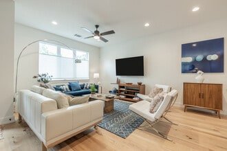 712 Vargas Rd in Austin, TX - Foto de edificio - Building Photo