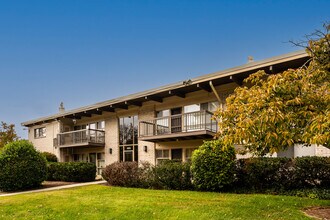 4965 Americana Dr, Unit 203 in Annandale, VA - Foto de edificio - Building Photo