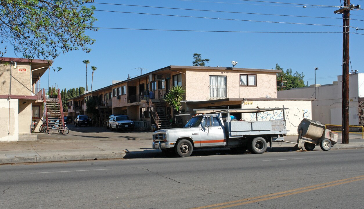 14919 Vanowen St in Van Nuys, CA - Building Photo