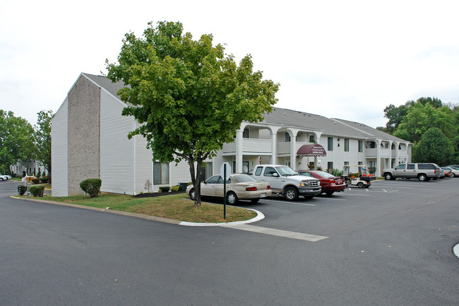 Starlight Apartments in Nashville, TN - Building Photo - Building Photo