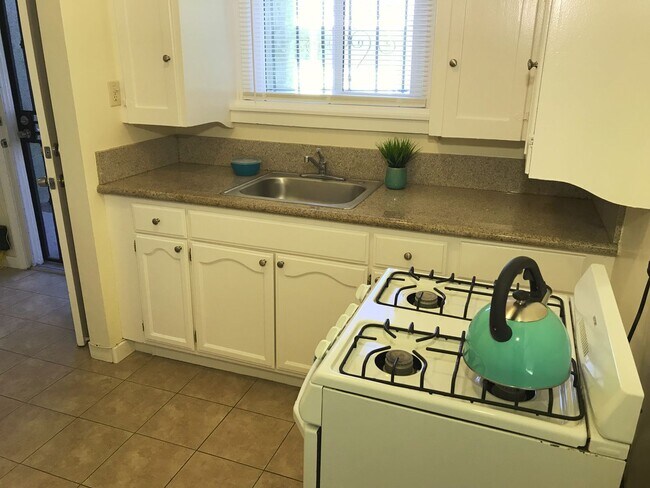 1409-1415 N Warren Ave in Long Beach, CA - Building Photo - Building Photo