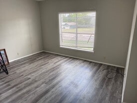 2909 Bonham St in Paris, TX - Building Photo
