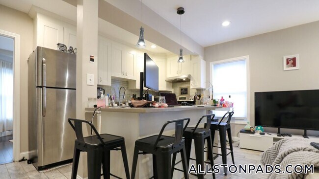 77 Linden St, Unit 2 in Boston, MA - Building Photo - Building Photo