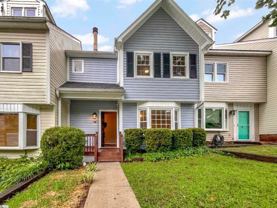 8 Hidden Springs Rd in Spartanburg, SC - Foto de edificio
