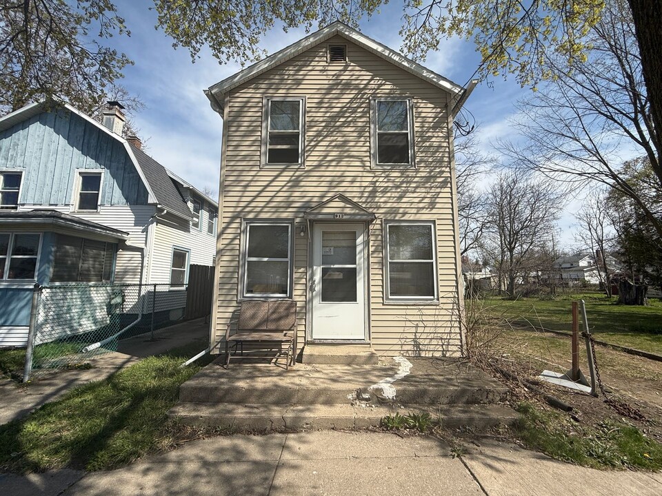 912 W Ganson St in Jackson, MI - Building Photo