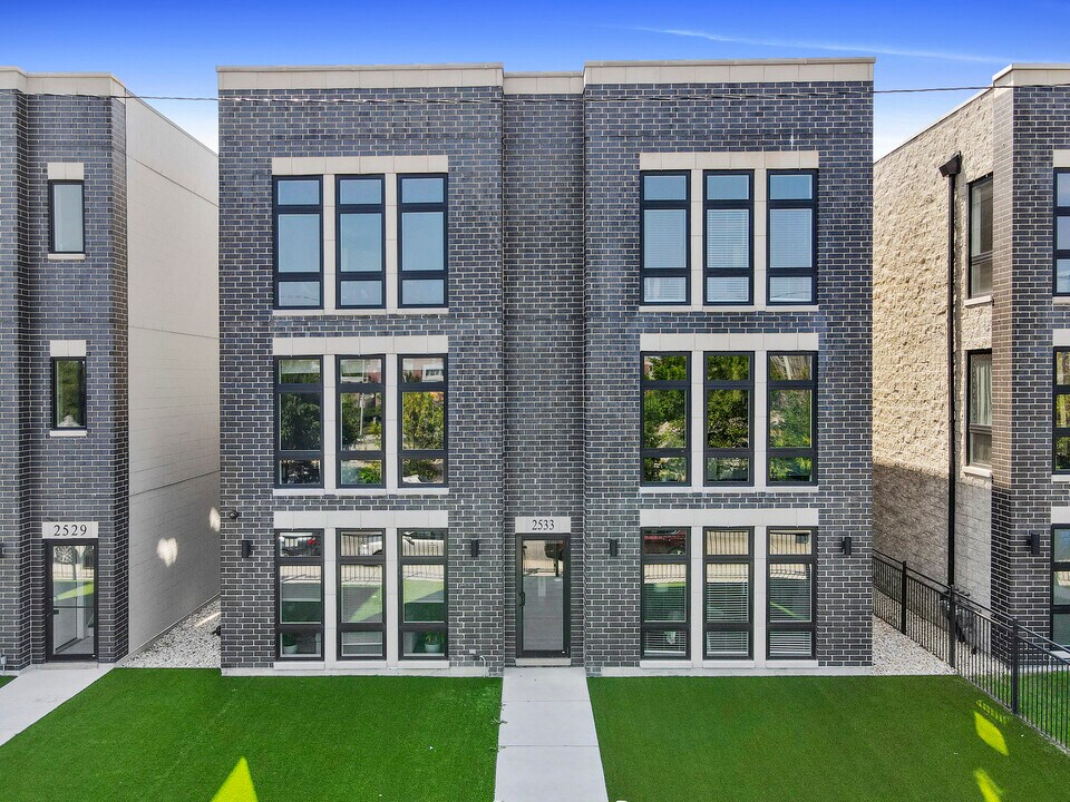 2533 W Congress Pkwy in Chicago, IL - Building Photo