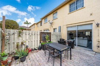 6940 NW 177th St in Hialeah, FL - Building Photo - Building Photo