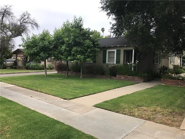 81 N Greenwood Ave in Pasadena, CA - Foto de edificio - Building Photo