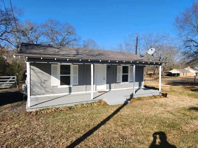 205 N Jarvis St in Troup, TX - Building Photo