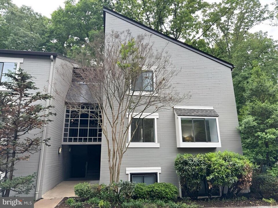 11739 Ledura Ct in Reston, VA - Building Photo